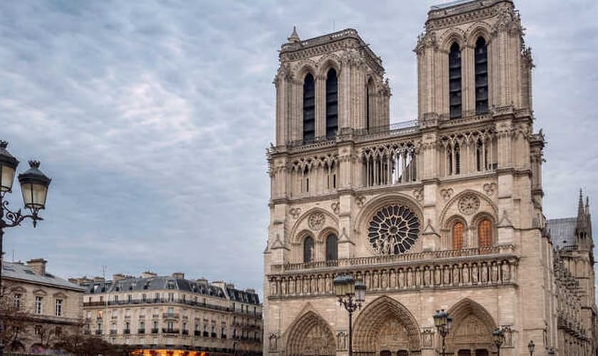 Catedral de Notre-Dame antes do incêndio ocorrido em 2019. (Foto: Reprodução / GetYourGuide)