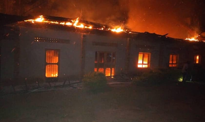 Igreja Bukomero Miracle Center envolta em chamas às 4h da manhã de quarta-feira (15). (Foto: Reprodução / UGCN)