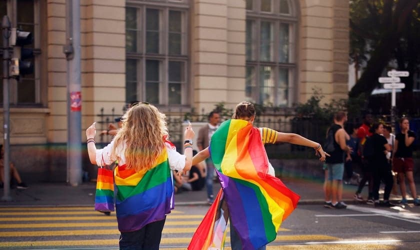 Parada gay em Zurich realizada neste mês. (Foto: Michael Buholzer/Associated Press)