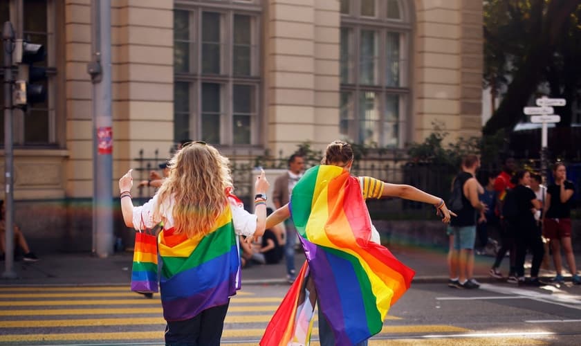 Parada gay em Zurich realizada neste mês. (Foto: Michael Buholzer/Associated Press)