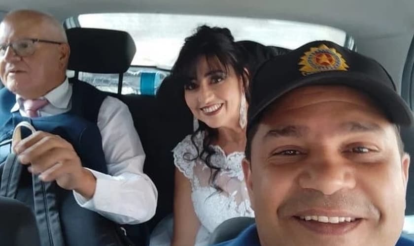 Na viatura, noivos foram ouvindo louvores, para acalmar. (Foto: Reprodução / Metrópoles)