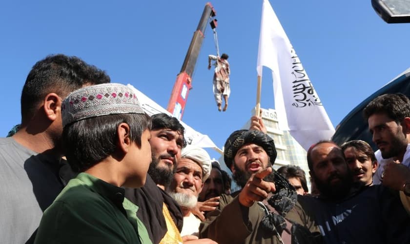 Cadáver pendurado em guindaste na praça principal da cidade de Herat, no oeste do Afeganistão. (Foto: AP Photo)