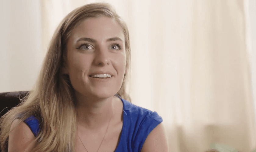 Aos 19 anos, Arynn Andrews se tornou alcoólatra e lutava contra a depressão. (Foto: Reprodução/CBN News).