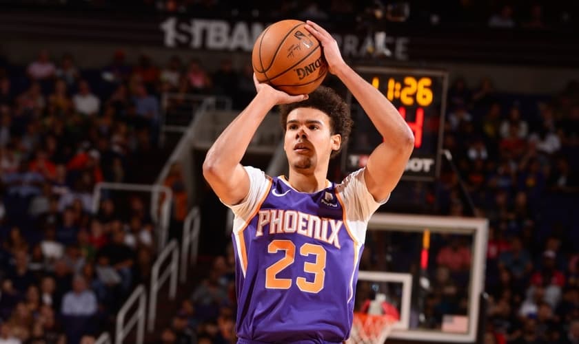 Cameron Johnson revelou que a escolha pelo número foi feita baseada em sua fé cristã. (Foto: Barry Gossage/NBAE/Getty Images).