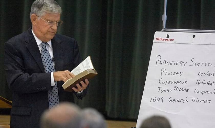 Jim Martin fala sobre ciência e religião para uma classe da escola dominical na Igreja Presbiteriana Covenant. (Foto: Reprodução / The Charlotte Observer)