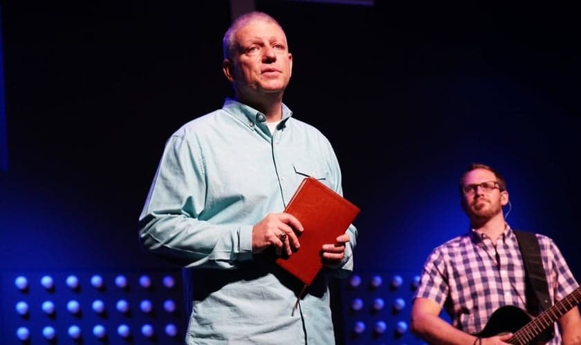 O pastor Eddie Bevill lidera a Igreja Parkridge em Coral Springs, Flórida. (Foto: Reprodução / Twitter Parkridge Church)
