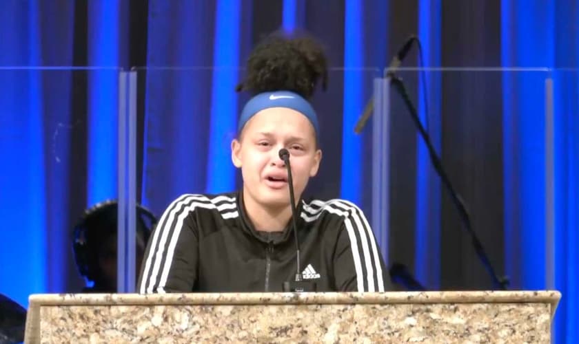 Ashlyn Henson chora enquanto ora pelas vítimas e pelo atirador. (Captura de tela da Cornerstone Baptist Church / Facebook)