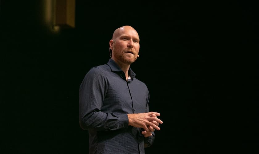 William Wood durante ministração na Voz dos Apóstolos 2021. (Foto: Marcos Paulo Correa/Guiame).