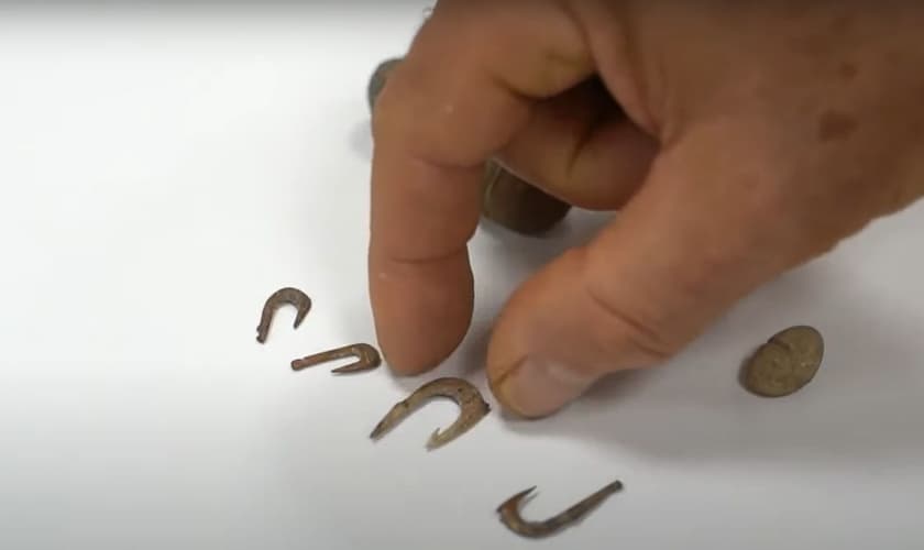 Objetos de pesca encontrados por arqueólogos, com mais de 10 mil anos. (Foto: Captura de tela/YouTube Ynet)