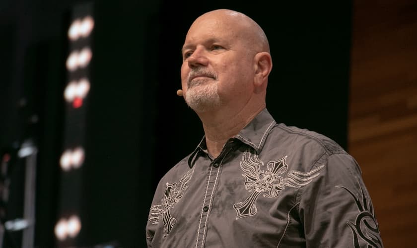 Tom Jones durante ministração na Voz dos Apóstolos 2021. (Foto: Marcos Paulo Correa/Guiame).