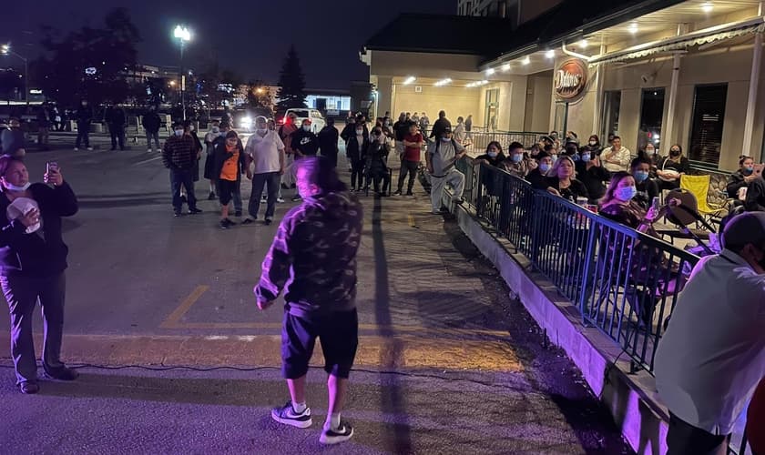 Decisão de levar reunião de adoração para fora de um hotel de Winnipeg fez mais pessoas ouvirem a pregação. (Foto: Reprodução / Marty McLean)