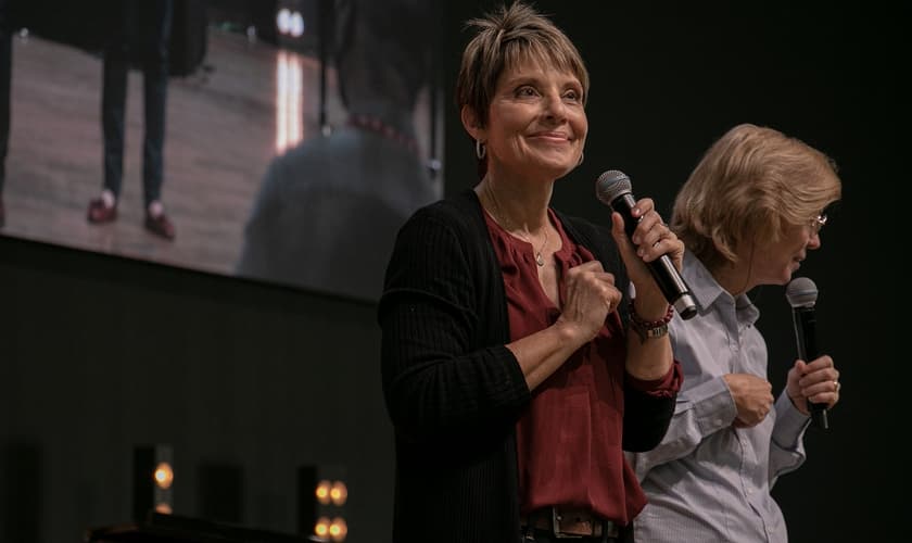 Joanne Moody durante ministração na Voz dos Apóstolos 2021. (Foto: Marcos Paulo Correa/Guiame).
