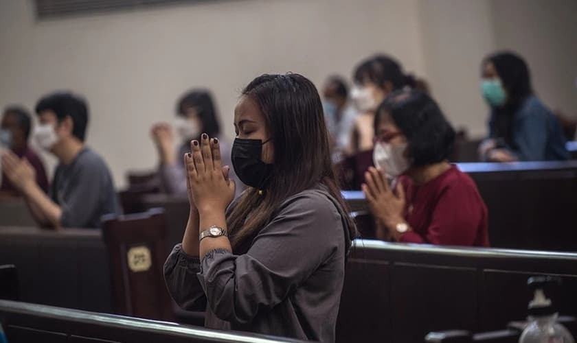 Cristãos se reúnem em uma igreja em meio a forte segurança policial após um atentado à bomba na catedral de Makassar. (Foto: Juni Kriswanto / AFP via Getty Images)