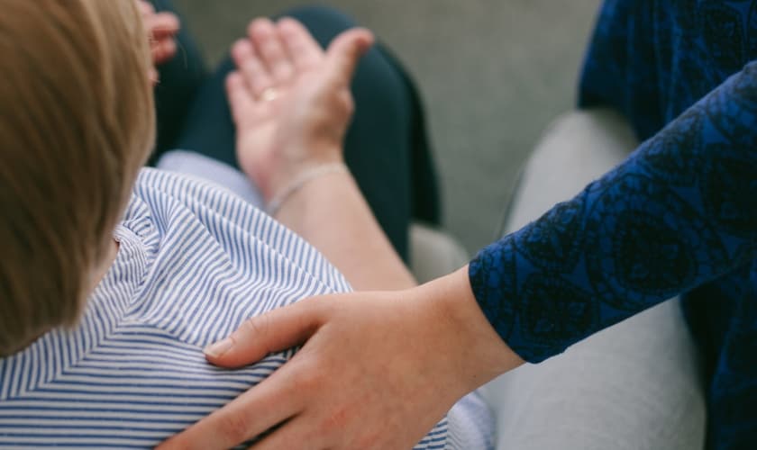 Mulher recebe oração por cura. (Foto: Reprodução / Stjohnsharborne)