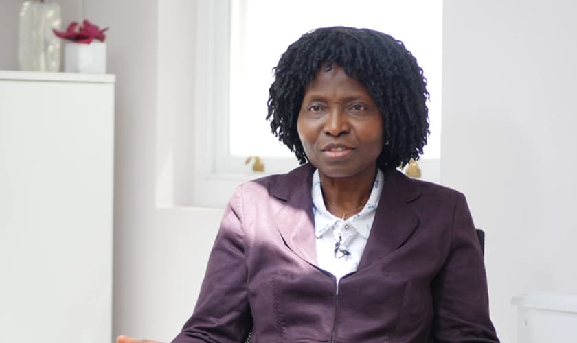 A enfermeira Mary Onuoha, de 61 anos, foi pressionada a retirar ou esconder sua cruz. (Foto: Christian Legal Center).