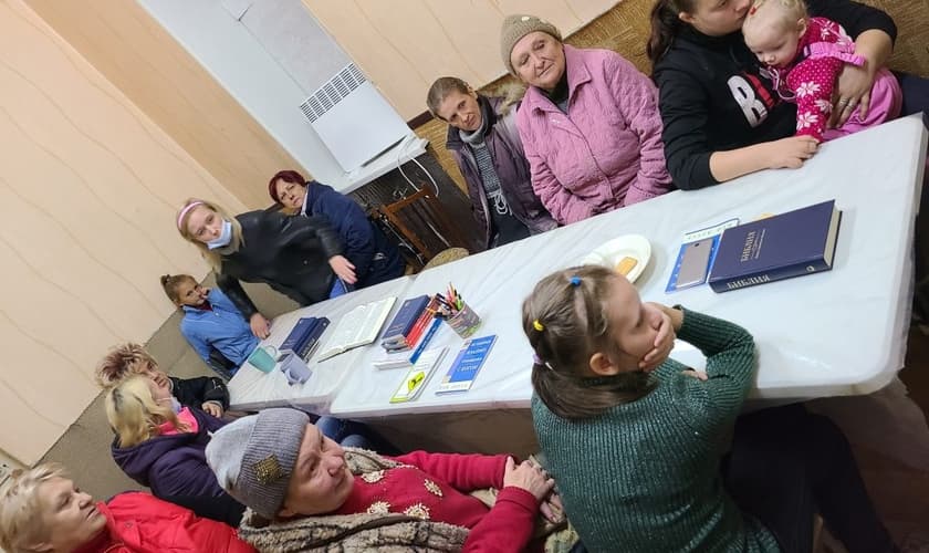 Imagem mostra cristãos participando de estudo bíblico. (Foto: Reprodução / Slavic Gospel Association)