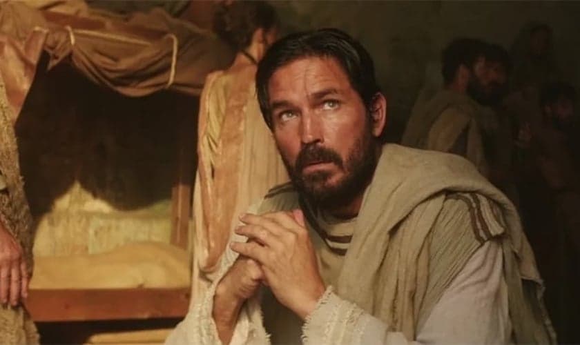 Jim Caviezel, no papel de Lucas, no filme “Paulo, o apóstolo de Cristo”. (Foto: Reprodução / Adoro Cinema)