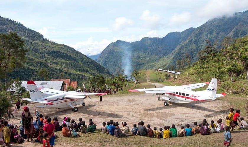Pista de pouso em aldeia das montanhas de Papua. (Foto: Divulgação/Mission Aviation Fellowship).