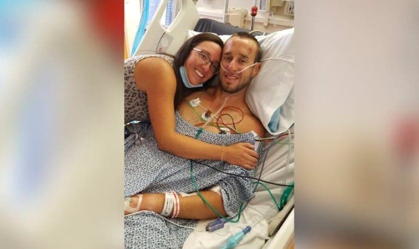 Brian Huber ao lado da esposa, enquanto ainda estava internado. (Foto: Reprodução / AG News)