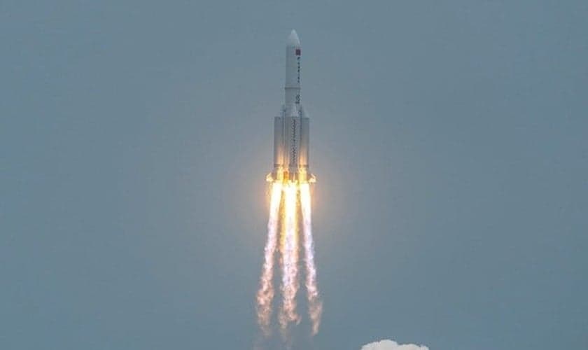 Foguete Long March 5B decolando do Centro de Lançamentos de Wenchang, na China, em 29 de abril. (Foto: STR/AFP)