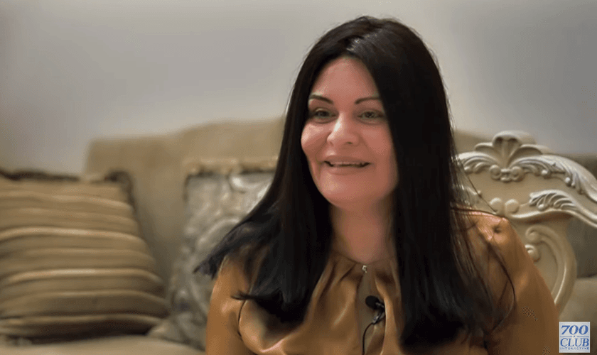 Iliana Soltani passou anos acreditando que era uma verdadeira bruxa. (Foto: The 700 Club)