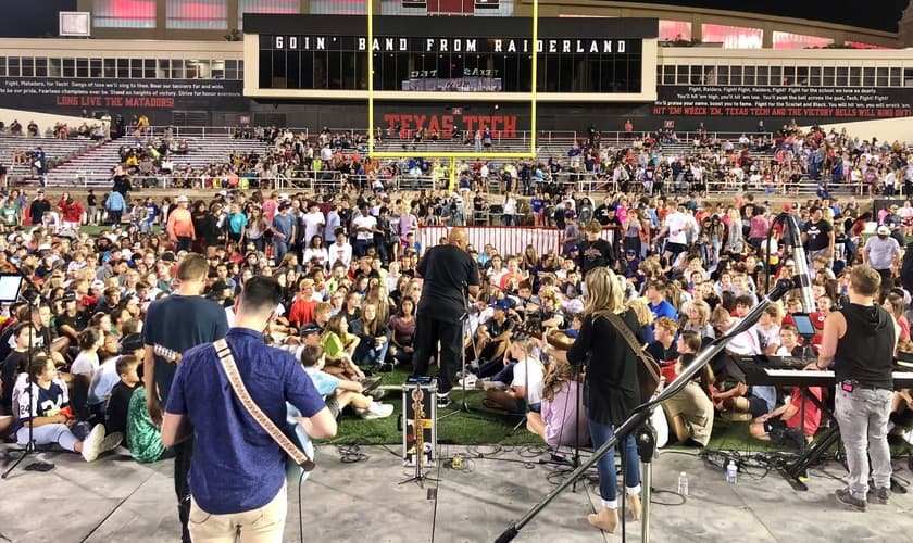 O evento ‘Campos da Fé’ aconteceu em dezenas de estádios e ginásios norte-americanos. (Foto: Reprodução / Twitter)