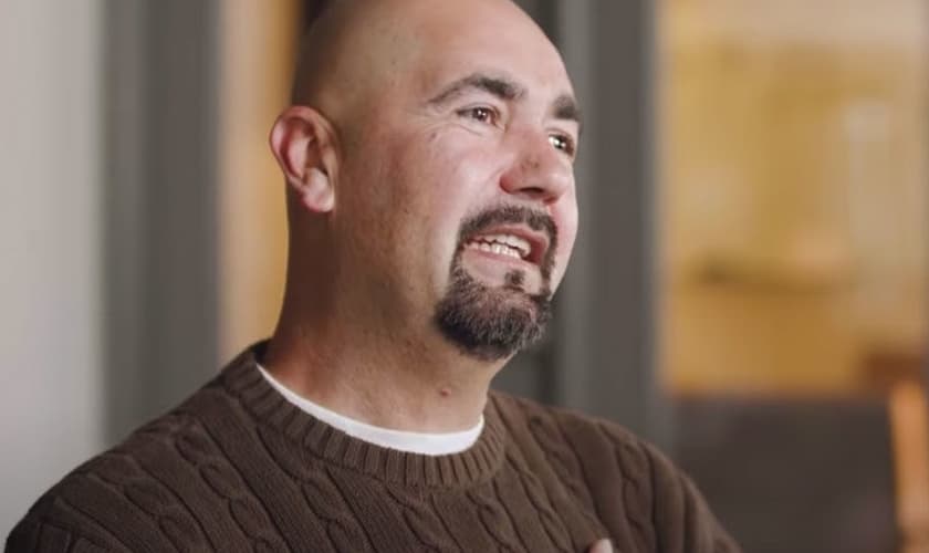 Aleksandar Opanjic testemunha o milagre que viveu quando estava preso. (Foto: Reprodução / YouTube)