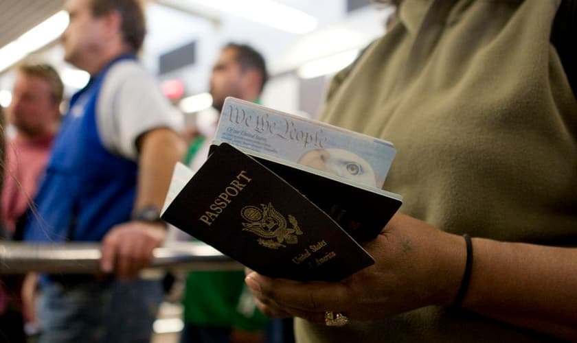 O novo passaporte americano oferece a opção neutra para pessoas não binárias. (Foto: REUTERS/Fred Greaves).