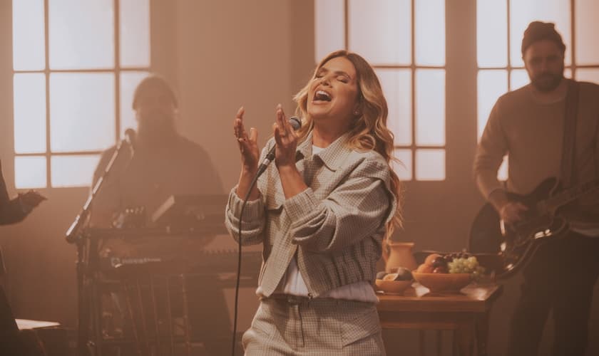 "Sol da Justiça" é o novo single de Aline Barros. (Foto: Divulgação).