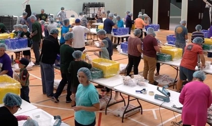 Voluntários com a Igreja Unity de Greenville embalando refeições para os necessitados na Zâmbia. (Foto: Reprodução / Cortesia da Igreja Unity)