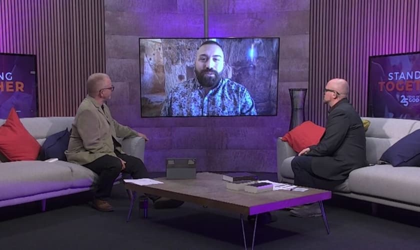 Rob Radosti conta seu testemunho no programa Standing Together. (Foto: Reprodução / GOD TV)