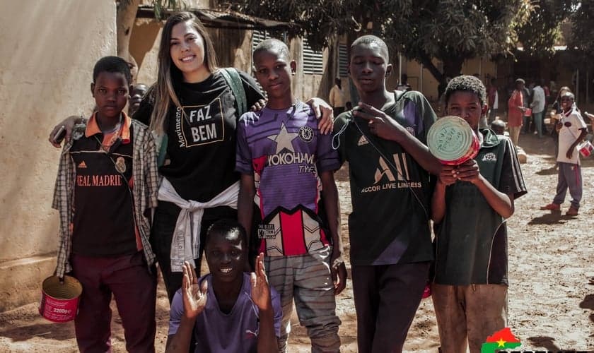 Larissa com os meninos garibous em Burkina Faso. (Foto: Israel Florentin/CACEMAR).
