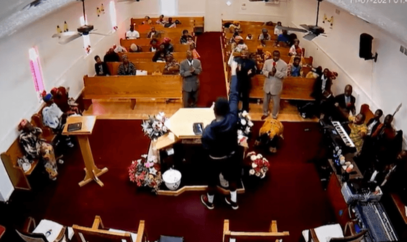 Recusando o título de herói, o pastor Ezekiel Ndikumana deu crédito a Deus. (Foto: Reprodução/WKRN).