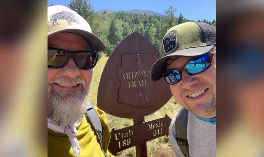 Os pastores Steven P. Lummer e Brad Sasser, dedicação a caminhantes em trilhas. (Foto: Reprodução / AG News)