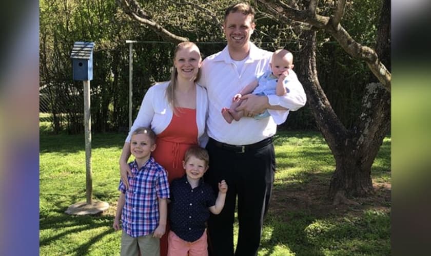 Danika Jakab com o marido Dustin e os filhos. (Foto: Reprodução / AG News)