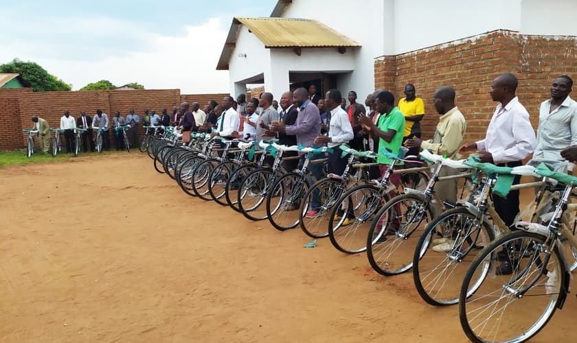Pastores africanos receberam doações de bicicletas. (Foto: Marcos Corrêa/Portal Guiame)