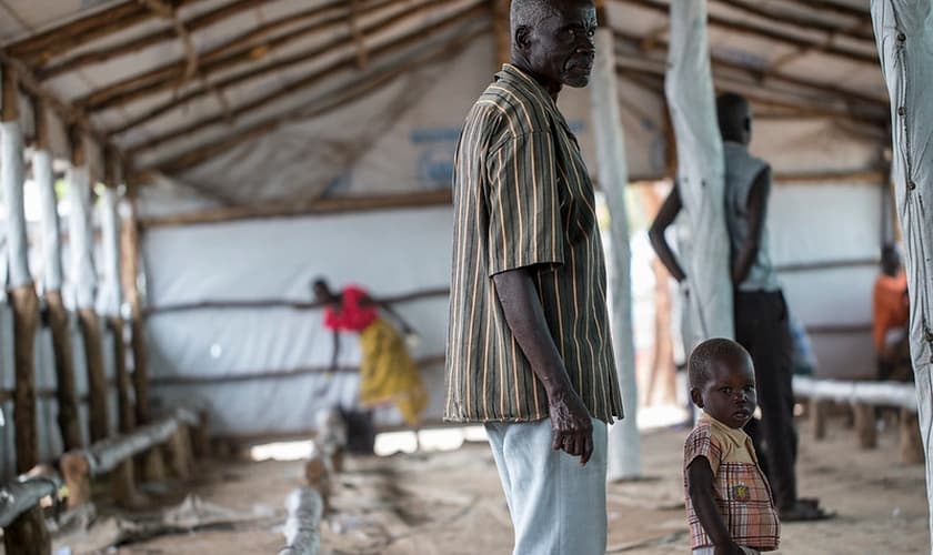 Um homem está com um menino dentro de uma das várias barracas de trânsito no assentamento de refugiados Imvepi no distrito de Arua, localizado no noroeste de Uganda. (Foto: EU/ECHO/Edward Echwalu)