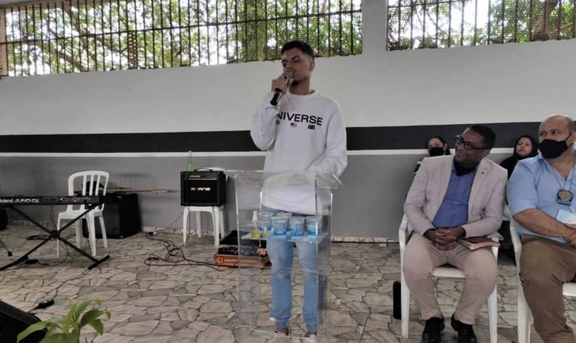 Vinícius promoveu o evento evangelístico para os internos e servidores da penitenciária. (Foto: Extra).