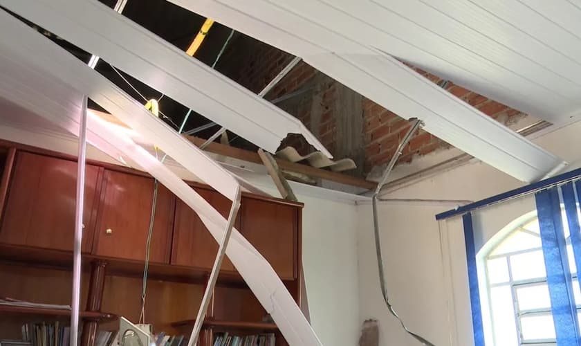 Homem caiu de altura de cerca de sete metros. (Foto: Reprodução/RPC)