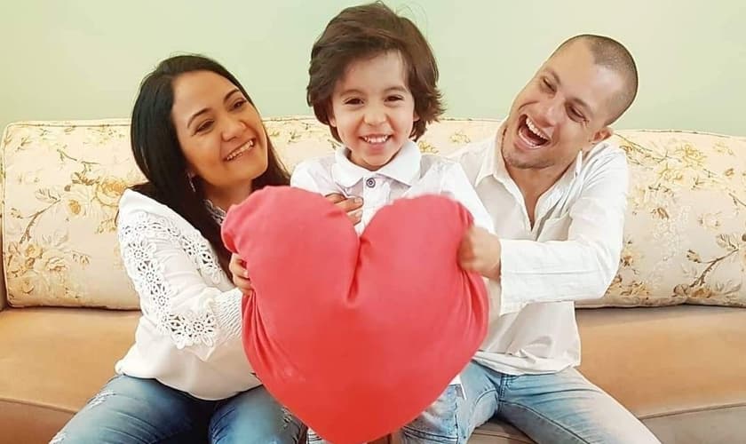 O casal cristão Priscila e Eliel Barbosa adotou o Pedro ainda bebê. (Foto: Arquivo pessoal).