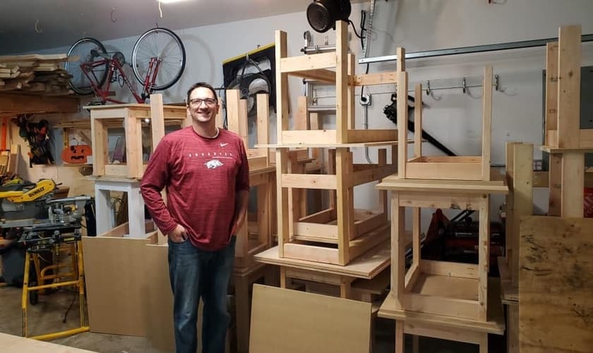 A “Woodworking with a Purpose” já construiu mais de 2 mil escrivaninhas. (Foto: Woodworking with a Purpose/Facebook).