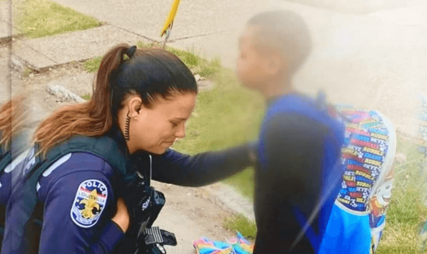 A policial Dykes recebe oração de um menino no ponto de ônibus. (Foto: Reprodução / vídeo Wave3)