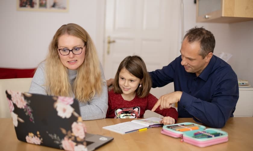 O projeto de lei que regulamenta o ensino domiciliar no Brasil está próximo de ser votado. (Foto: Unsplash/Sofatutor).