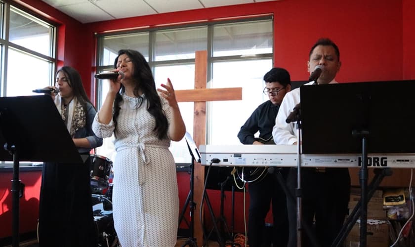 Martin Belman, na padaria da família, que aos dmingos se torna uma congregação. (Foto: Reprodução / AG News)