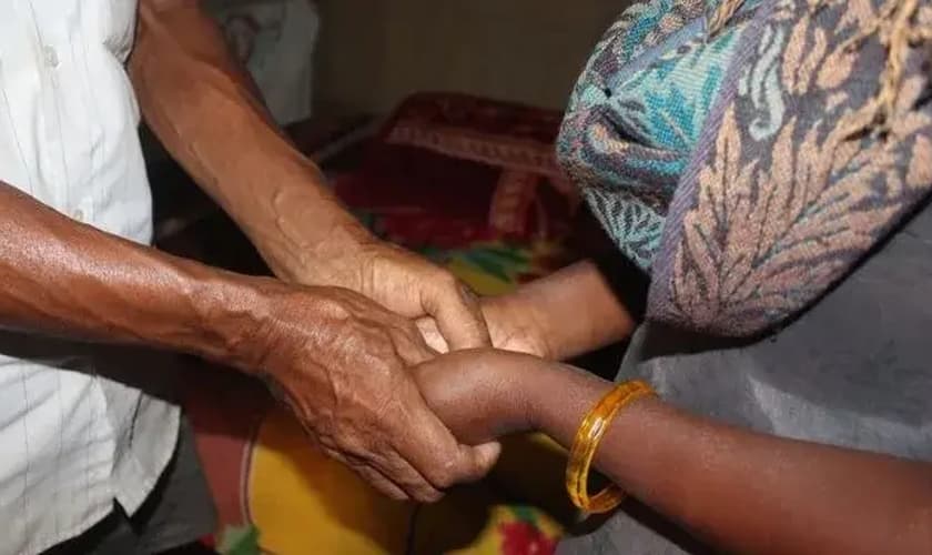 Ram e sua esposa se encorajam por meio da oração. (Foto: Portas Abertas)