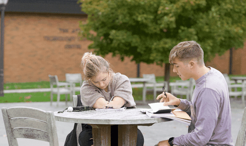 A estudante Marissa Conrad cresceu se perguntando o porquê Deus a tinha feito assim. (Foto: Cedarville University).