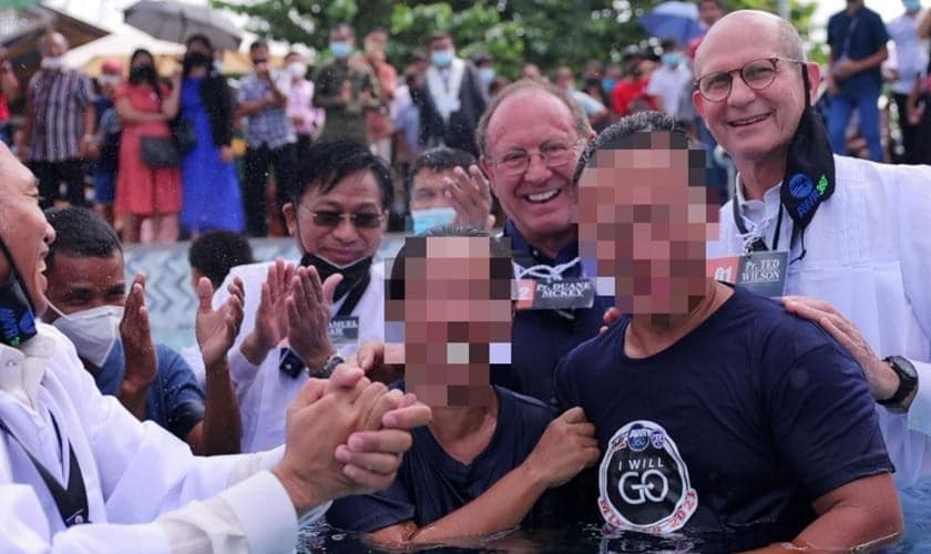 O ex-líder rebelde Ka Martin e sua esposa, com os rostos pixelados por razões de segurança, foram batizados nas Filipinas. (Foto: Rádio Mundial Adventista)
