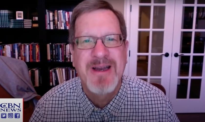 Escritor e pastor Lee Strobel. (Foto: Captura de tela/YouTube/CBN News)