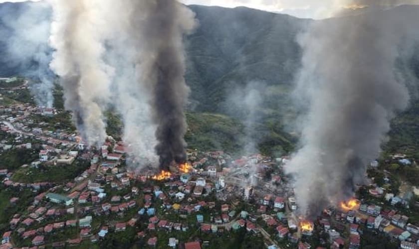 Incêndios causados por um ataque de artilharia das tropas militares na cidade de Thantlang, no estado de Chin. (Foto: Chinland Post).