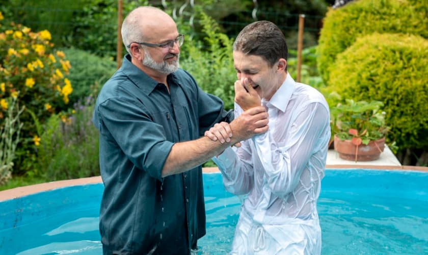 O plantador de Igrejas Larry Lewis batiza o novo crente Christian Dajbog. (Foto: Reprodução / BP Press)